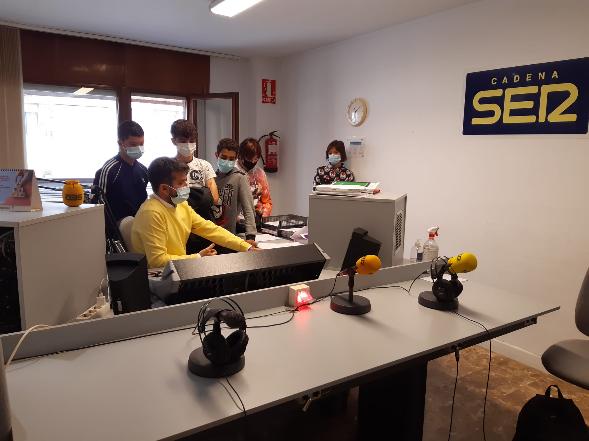 El alumnado del IES Valle del Ebro visita la radio